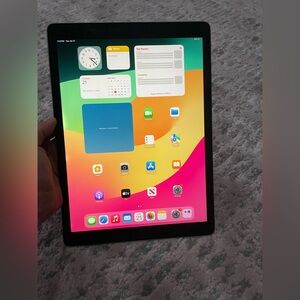 12.9" iPad Pro 2nd Generation #iPadPro

Great condition!